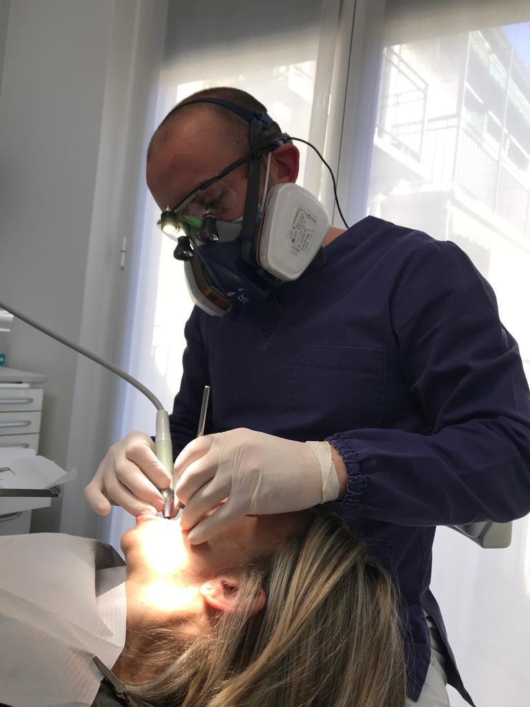 Impianto dentale fa male | Riva Dental Clinic | Dentista a Milano
