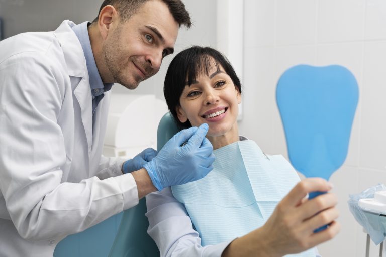 dentista-che-fa-un-controllo-sul-paziente (1) dentista-che-fa-un-controllo-sul-paziente (1)